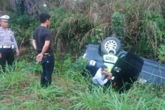 Sopir Ngantuk, Innova Nyungsep di Parit, Ini Fotonya - JPNN.COM