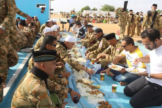 Asyik, Usai Salat Ied, Pasukan TNI Makan Bersama Warga Afrika - JPNN.COM