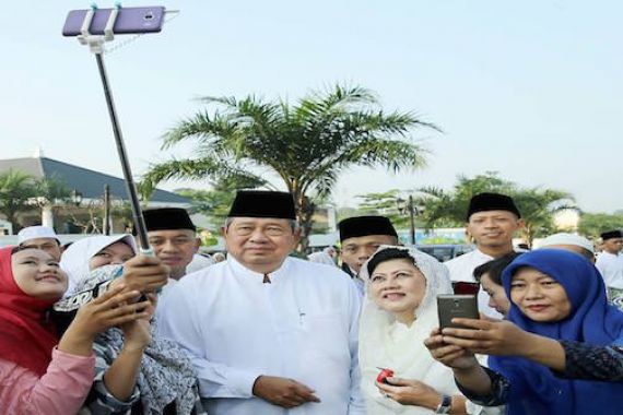 Warga Antusias Foto Bareng SBY Usai Salat Idul Fitri - JPNN.COM