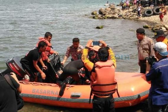 Remaja yang Tenggelam Ditemukan di Kedalaman 35 Meter Danau Toba - JPNN.COM