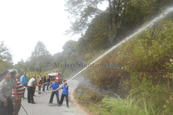 Lebaran, Satgas Karhutla Padamkan Api di Lereng Gunung Singgalang - JPNN.COM