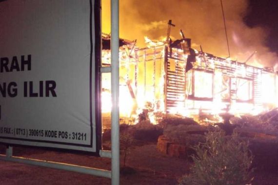 Gedung DPRD Kabupaten Ini Ludes Terbakar - JPNN.COM