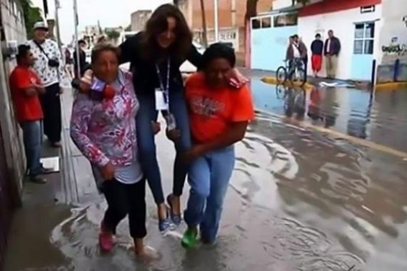 Terima Bantuan dari Korban Banjir, Reporter Cantik Kena Pecat - JPNN.COM