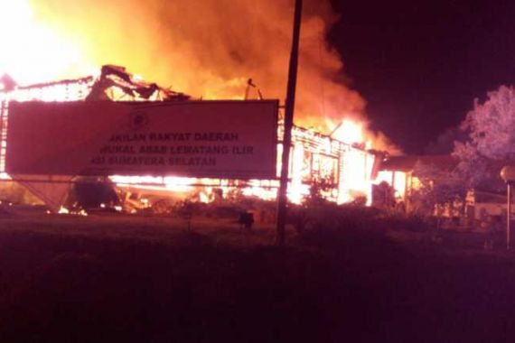 Polisi Selidiki Kebakaran Gedung DPRD Kabupaten PALI - JPNN.COM