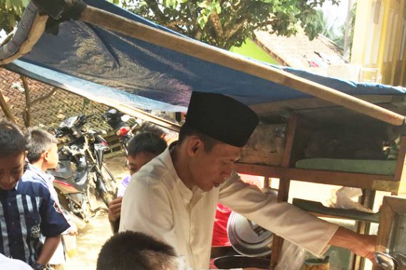 Berbagi dengan Yatim dan Jompo, Ketua DPRD Bogor jadi Tukang Bakso - JPNN.COM