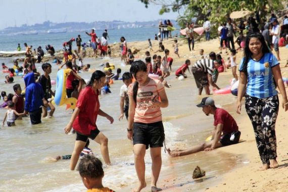 Ribuan Warga Serbu Pantai Ini Selama Libur Lebaran - JPNN.COM