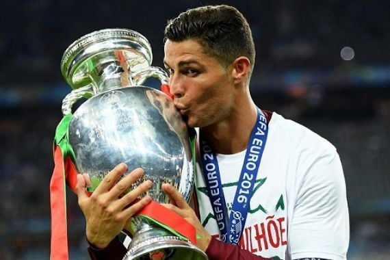 Simak Ungkapan Emosional Cristiano Ronaldo Usai Angkat Trofi Euro 2016 - JPNN.COM