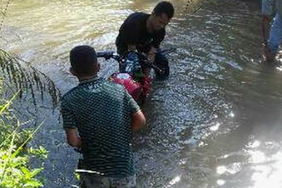 Ckckck… Saking Kesalnya Curanmor Buang Sepeda Motor Ini ke Sungai - JPNN.COM