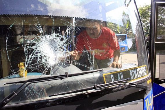 Berulah Lagi, Oknum Sopir Angkot Pecahkan Kaca Bus Trans Batam - JPNN.COM