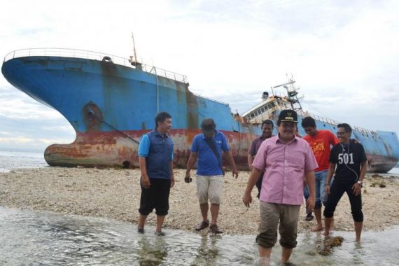 Cemari Pangandaran, Menteri Susi Pertimbangkan Relokasi Bangkai MV Viking - JPNN.COM