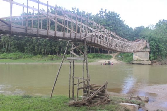 Istri Nyaris Hanyut di Sungai, Joni Bikin Jembatan Sendiri 50 Jutaan - JPNN.COM