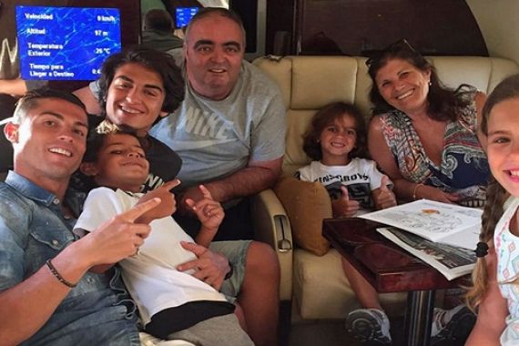 Terbang dengan Pesawat Khusus, Ronaldo Berlibur Bersama Keluarga - JPNN.COM
