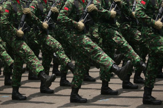 Prajurit TNI Selamatkan Pria Ini Dari Amukan Massa - JPNN.COM