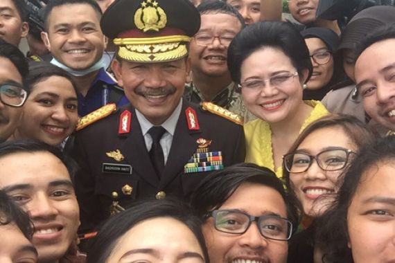 Selfie Bahagia Jenderal Badrodin Setelah Lepas Jabatan - JPNN.COM