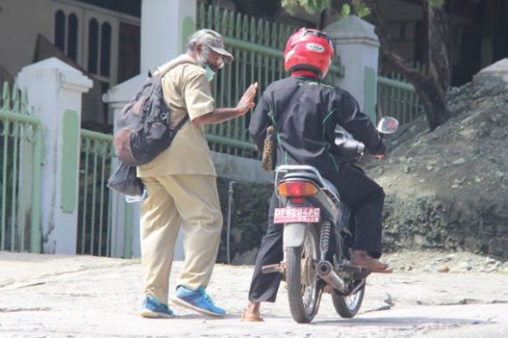 PNS tapi Tokoh Papua Merdeka, Motor Ditilang, Nekat Jalan Kaki - JPNN.COM