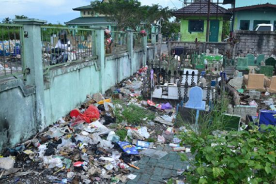 Kompleks Kuburan Ini Bikin Miris, Dipenuhi Sampah - JPNN.COM
