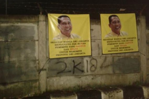 Poster Buwas Tersenyum Lebar Terpajang di Petukangan Utara - JPNN.COM