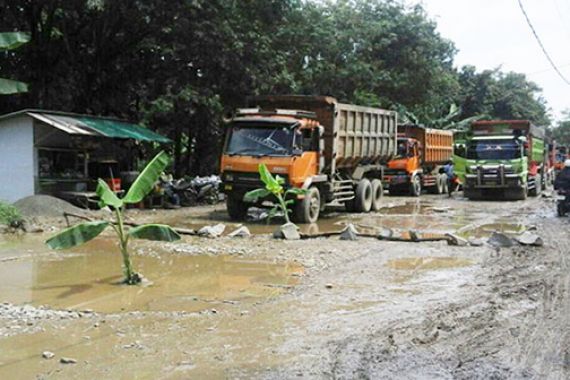 Hahaha...Warga Murka, Pak Camat Dipaksa Jalan Kaki 1,5 Km - JPNN.COM