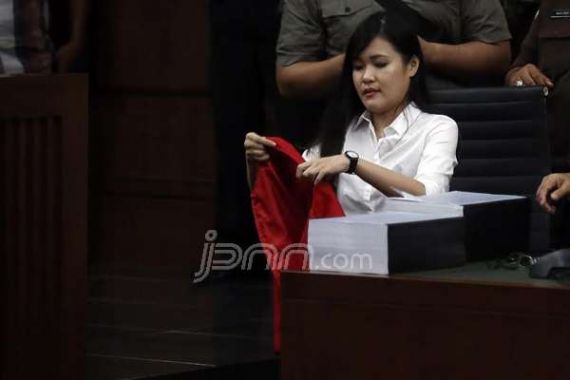 Ini Tiga Pertanyaan yang Membuat Hakim Menunda Sidang Jessica - JPNN.COM