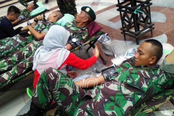 TNI Kumpulkan 250 Kantong Darah - JPNN.COM