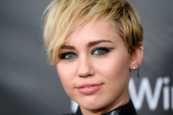 Luncurkan Single Tear Drop, Miley Cyrus Kolaborasi Gandeng Lolawof - JPNN.COM