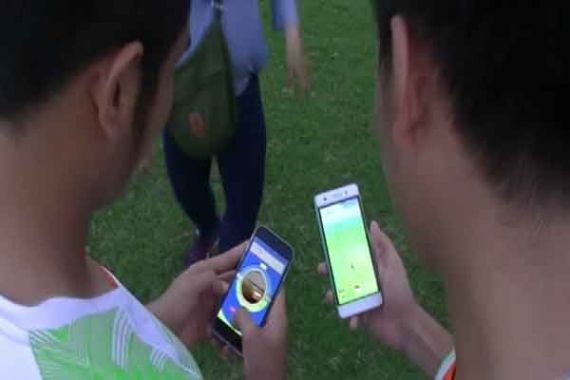 Di Lapangan, Dua Pemain Bola Ini Sibuk dengan Pokemon Go - JPNN.COM