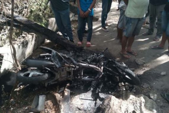 Pemuda Bonyok Diamuk Massa, Motornya Dibakar Tinggal Rangka - JPNN.COM