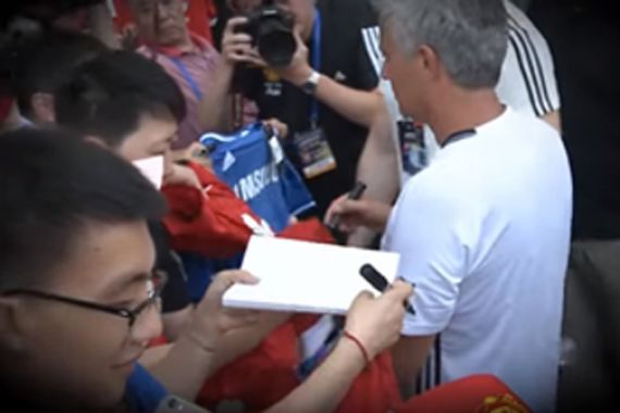 Duh Sebegitunya Mourinho ke Fans Chelsea...Lihat Videonya - JPNN.COM