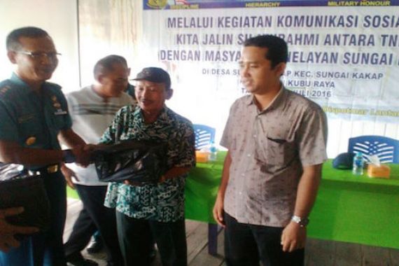 Prajurit TNI AL Jalin Komunikasi dengan Masyarakat Nelayan - JPNN.COM