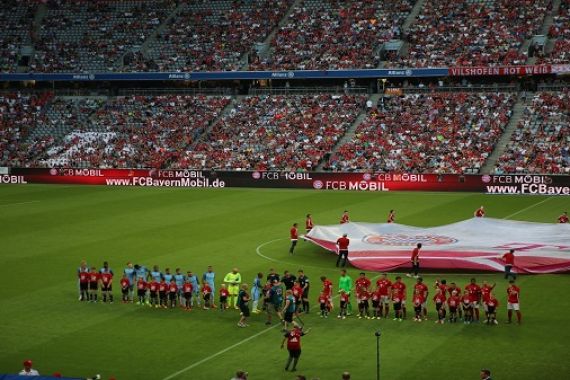 Bayern Tetap Gelar Laga Uji Coba, Para Pemain Kenakan Pita Hitam - JPNN.COM