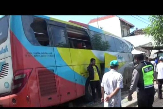 Ngebut, Bus Rosalina Indah Tabrak Rumah Warga - JPNN.COM