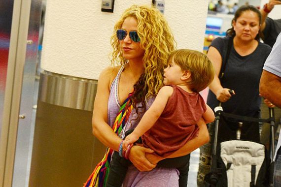 Oh Shakira..Meski Gendong Anak, Masih saja Menggairahkan - JPNN.COM