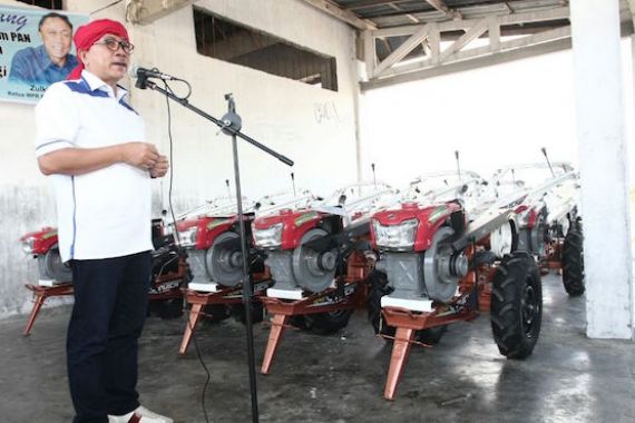 Beri 15 Alat Hand Tractor untuk Petani dan Bicara Empat Pilar - JPNN.COM