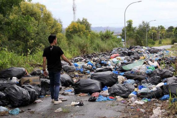 Astaga! Ini Tempat Pembuangan Sampah atau Jalan Raya Sih… - JPNN.COM