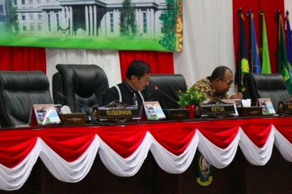 Gubernur Tak Hadir, Paripurna DPRD Kepri Ricuh - JPNN.COM