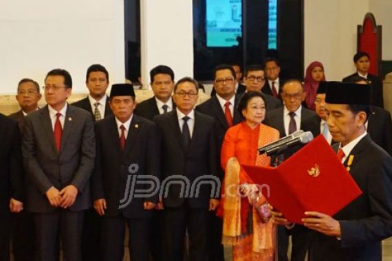 Akhirnya, Jokowi Ganti 12 Menteri di Kabinet Kerja - JPNN.COM
