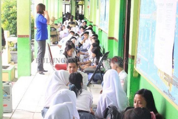 Duh, Ratusan Murid Belajar di Lantai, Nih Fotonya - JPNN.COM