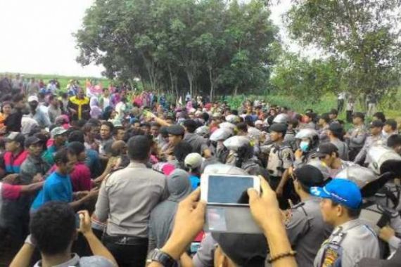 Ricuh, Eksekusi Lahan Pertanian Dihadang Ratusan Warga - JPNN.COM