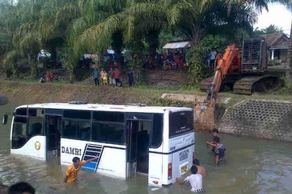 Lihat nih, Bus Damri Terjun Bebas ke Sungai - JPNN.COM
