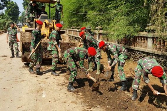 Keren! Pasukan Baret Merah Turun Bantu Korban Banjir Serang - JPNN.COM