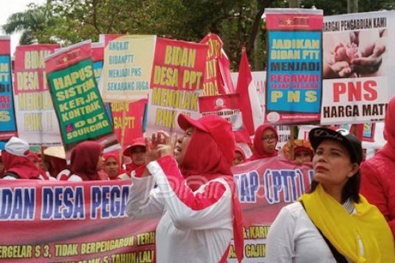 Bidan PTT Galau, Metode Penentuan Kelulusan CPNS Tidak Jelas - JPNN.COM