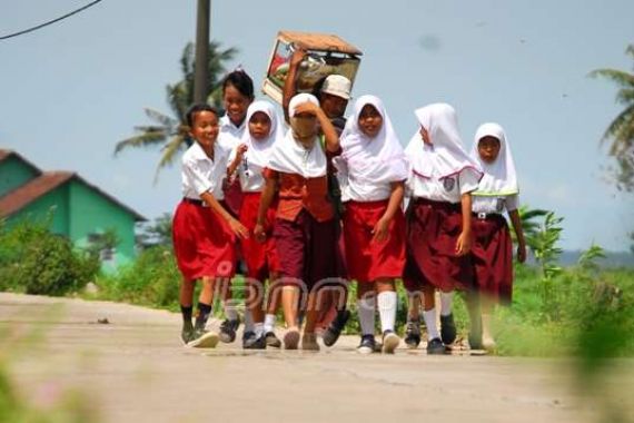 “Makasih Om, Tante, Kami Bisa ke Sekolah dengan Pakaian Baru” - JPNN.COM