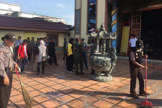 Lihat nih, Polri-TNI Bersihkan Puing Reruntuhan 5 Vihara di Tanjungbalai - JPNN.COM