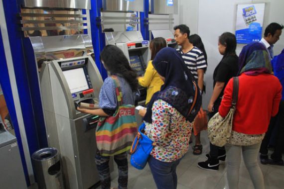 ATM Tersangkut di Mesin, Uang di Tabungan Ludes Terkuras - JPNN.COM