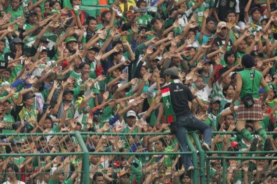 966 Bonek Tiba di Stadion Tugu, 300 Lainnya akan Menyusul - JPNN.COM