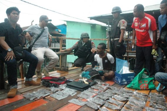 8 WN Papua New Guinea Ditangkap, 40 Butir Amunisi dan 3 Peledak Disita - JPNN.COM