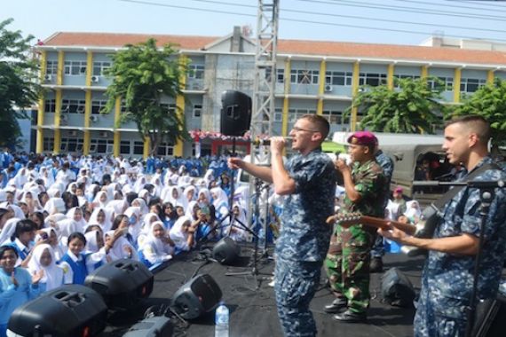 HEBOH! 25 Tentara Bule Beraksi di SMA Barunawati Surabaya - JPNN.COM