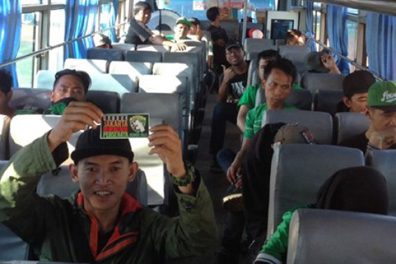 Sebelum Pulang, Bonek Diajak Polisi Jalan-jalan Keliling Jakarta - JPNN.COM