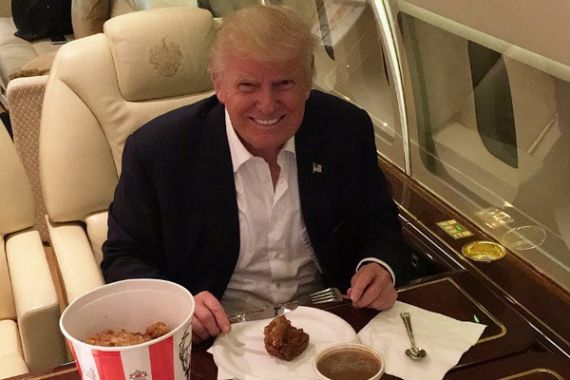 Makan Ayam Goreng, Donald Trump jadi Bahan Tertawaan - JPNN.COM