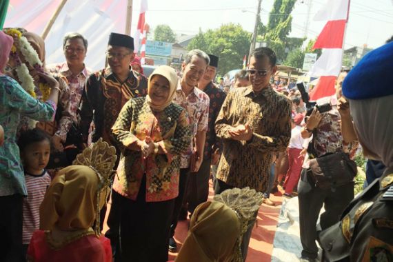 Jaro Ade Pasang Badan Demi Mobil Desa di Bogor - JPNN.COM